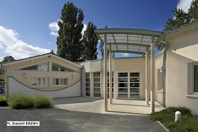 Porte d'entrée commerce et autres systèmes de fermetures batiment